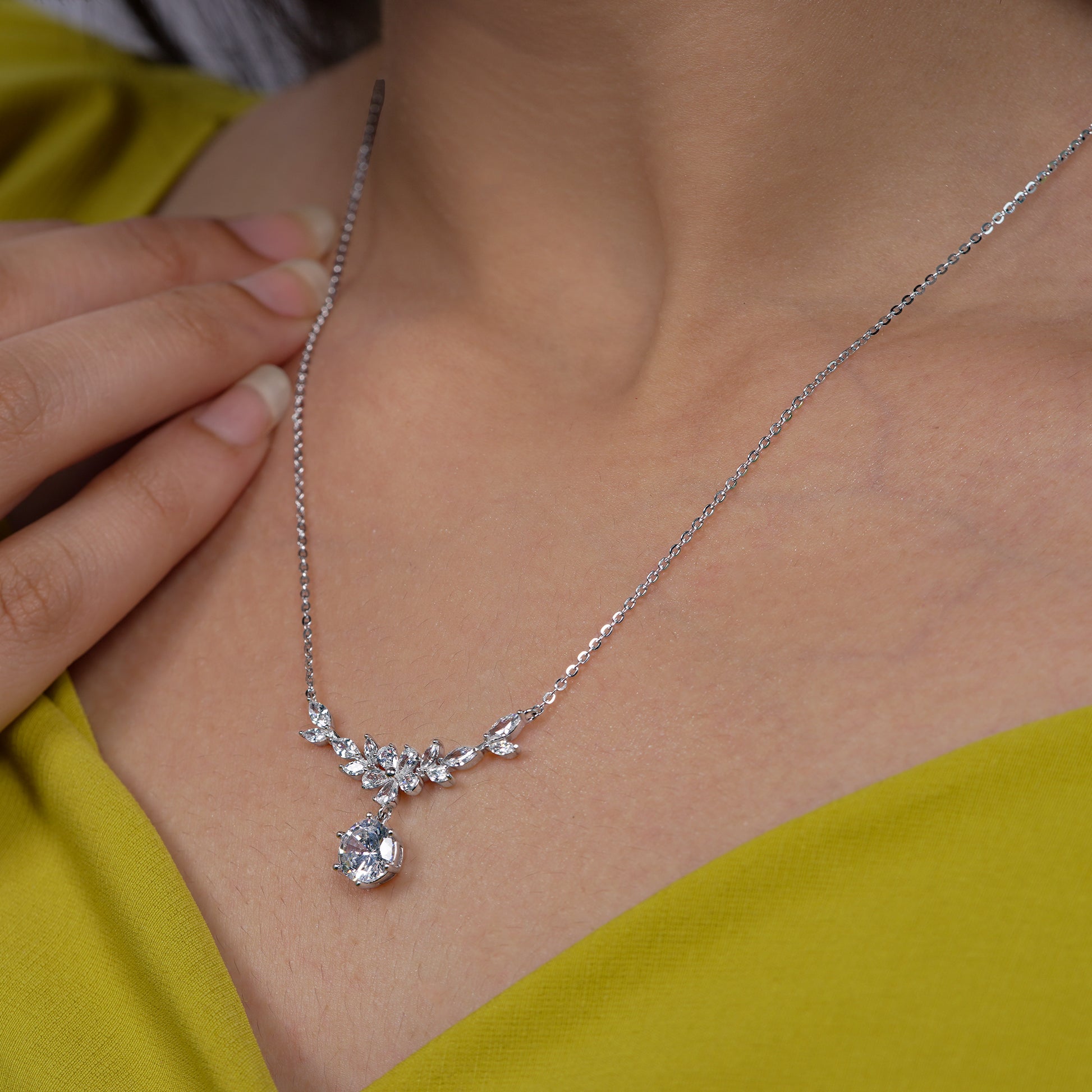 Arya Floral Radiance Necklace Classic Silver Shine