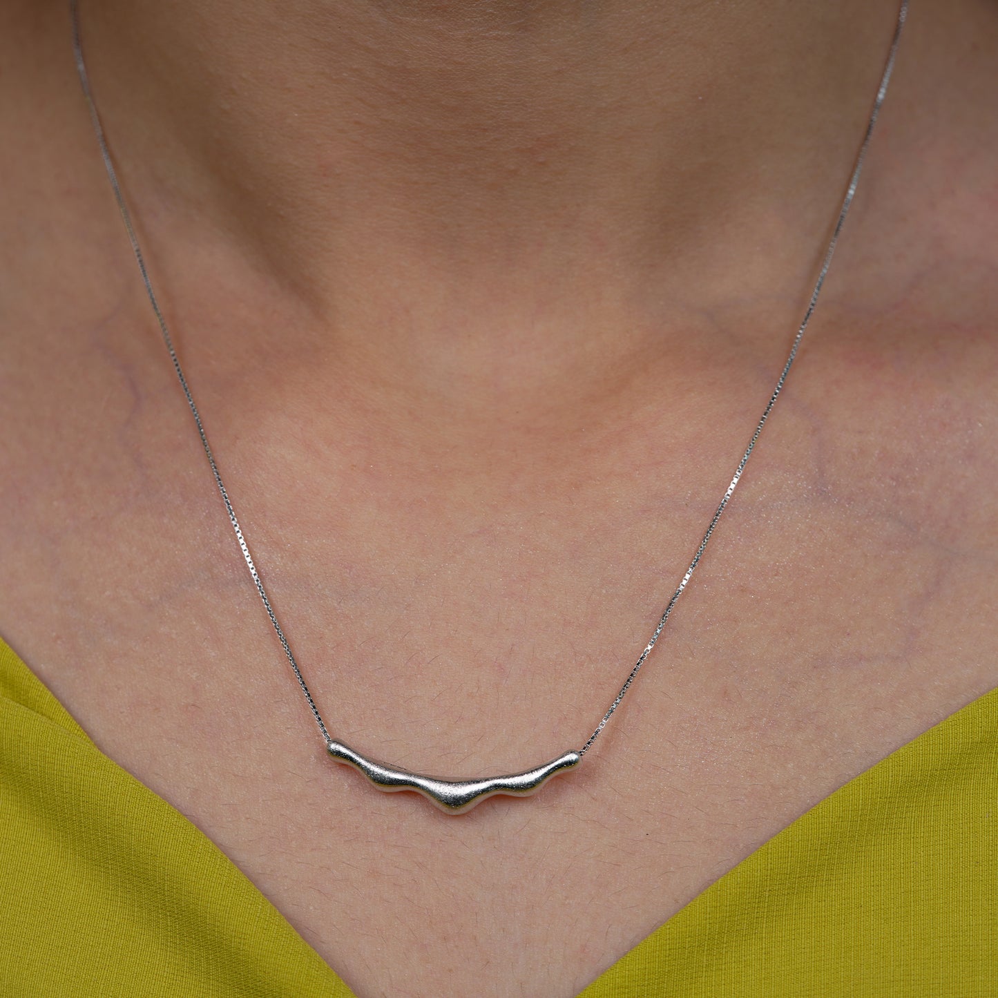 Nira Minimal Flow Necklace
