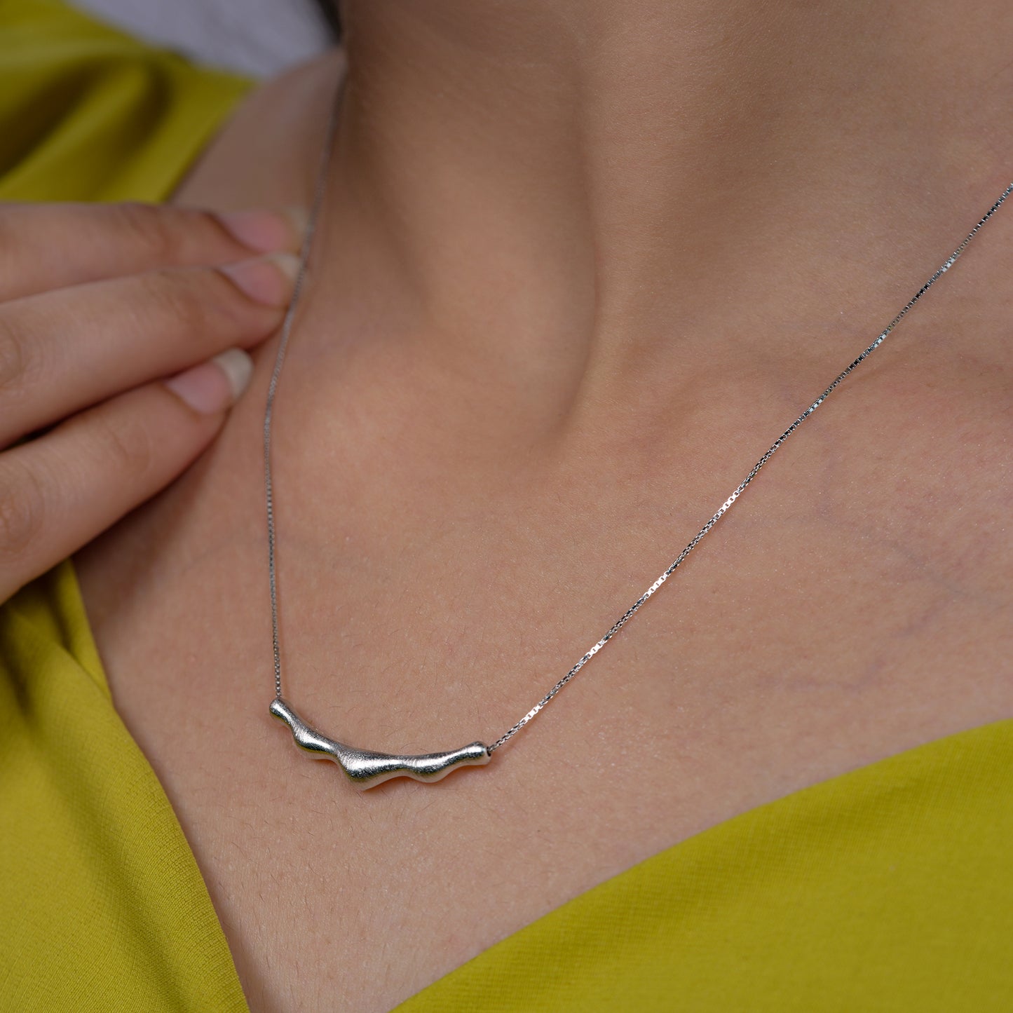 Nira Minimal Flow Necklace