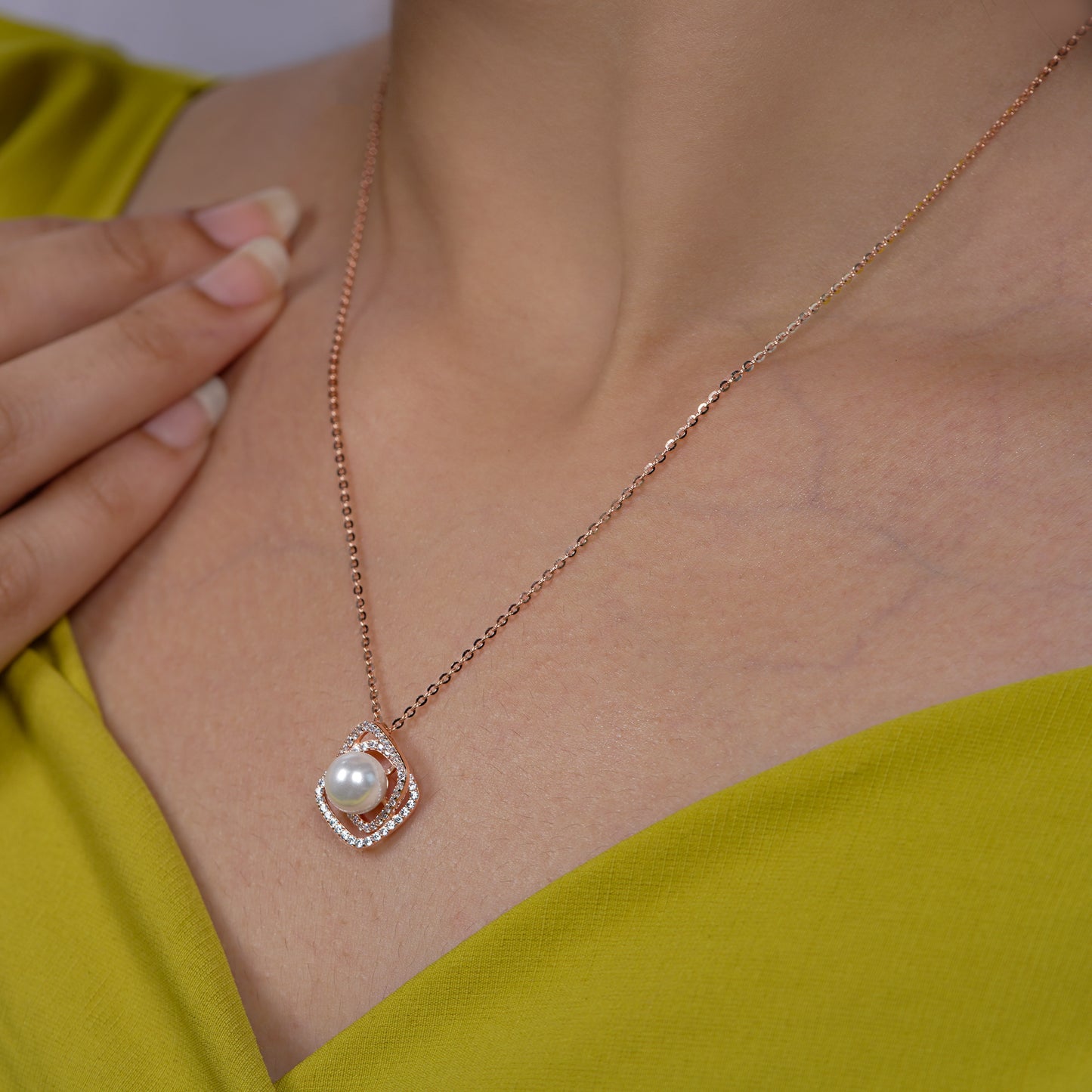 Elegant Pearl Halo Necklace

