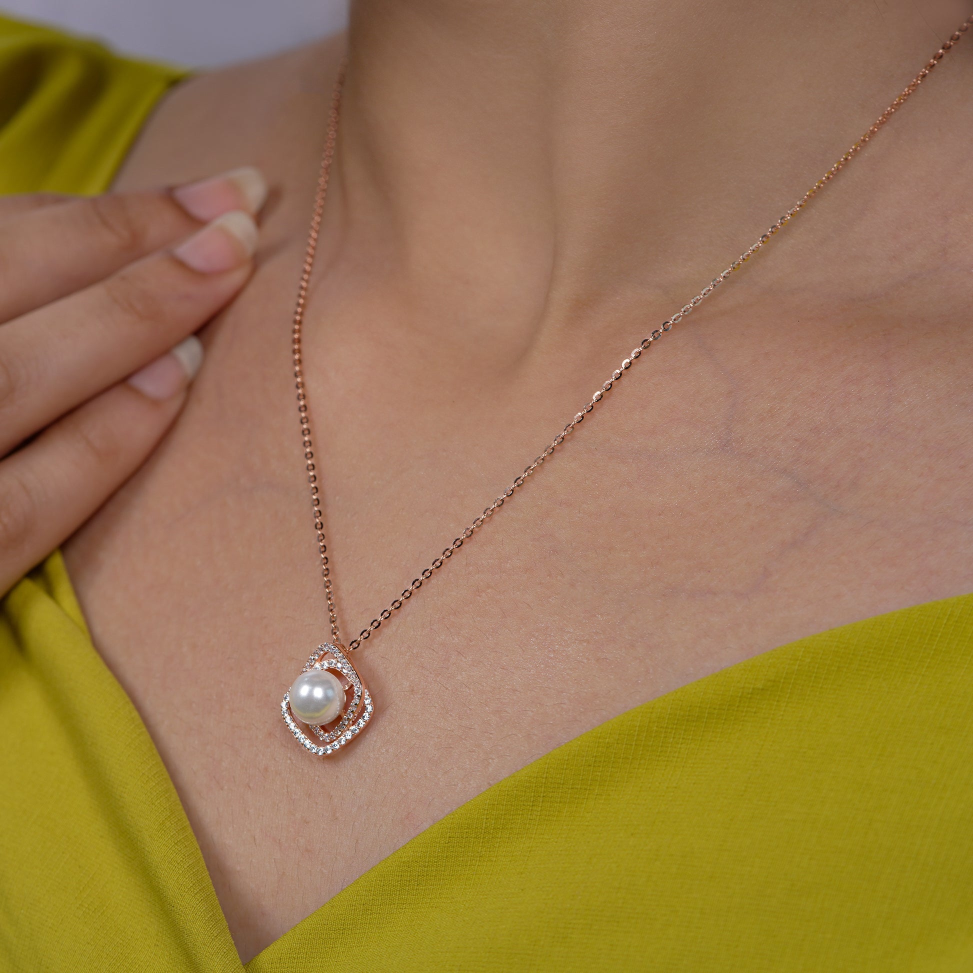 Elegant Pearl Halo Necklace


