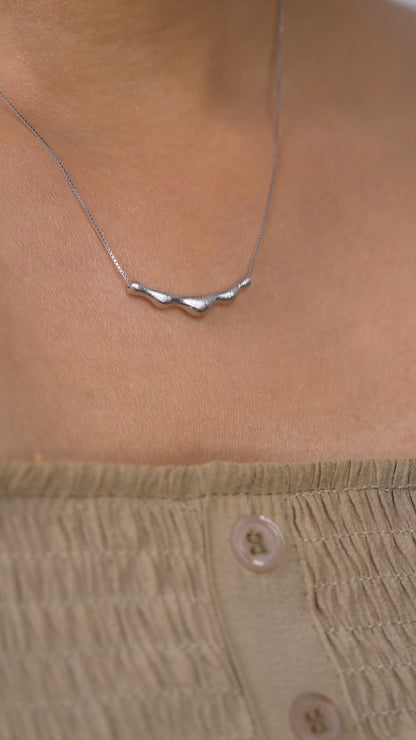 Nira Minimal Flow Necklace