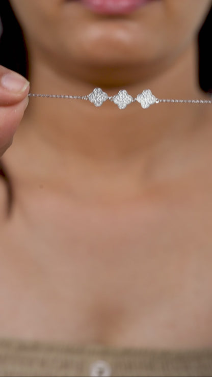 Triple Gleam Clover Chain